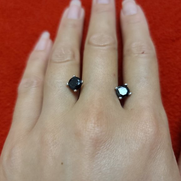 Small black stud earrings, Flower ring - Picture 7 of 8